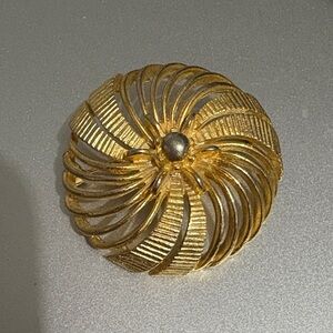 Vintage Signed LISNER Gold tone Textured Round Pin Brooch Excellent Condition